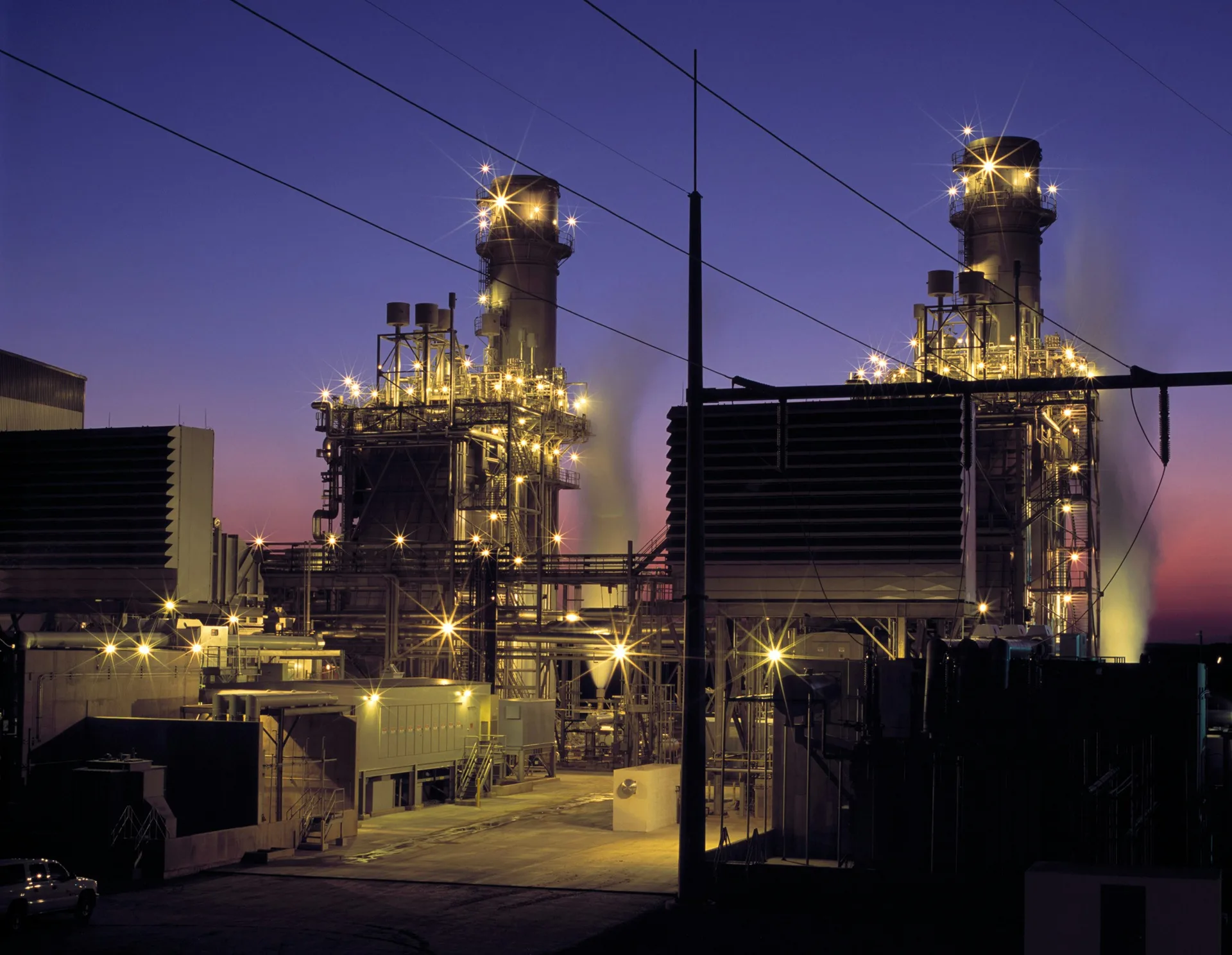 Impianto industriale petrolchimico al tramonto