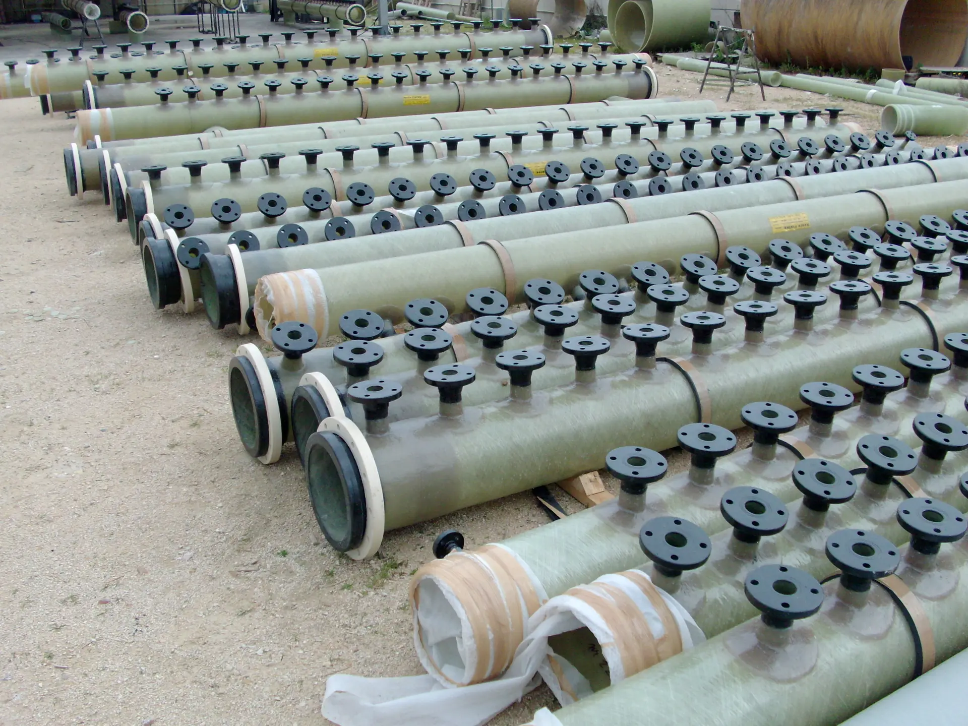 Tubazioni in vetroresina con flange pronte per la spedizione