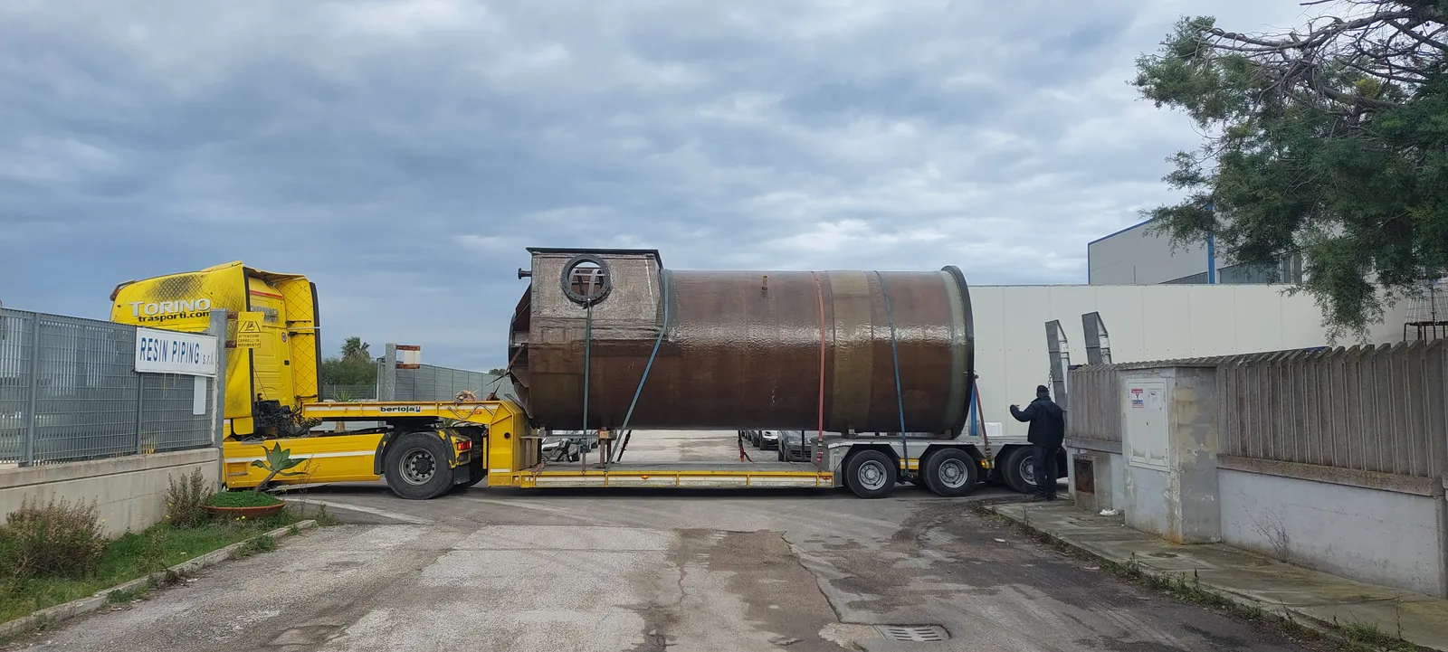 Trasporto di un serbatoio in vetroresina per i servizi di montaggio Resin Piping